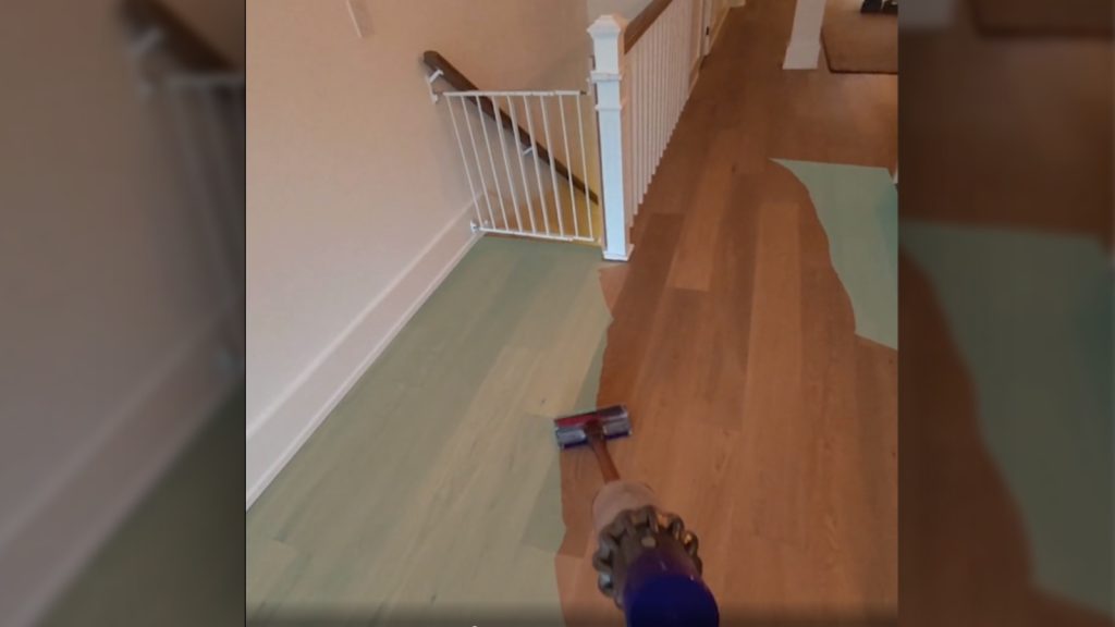 Το έξυπνο hack με ηλεκτρική σκούπα VR διασφαλίζει ότι δεν θα χάσετε ποτέ ξανά θέση Vr Vacuuming.jpg