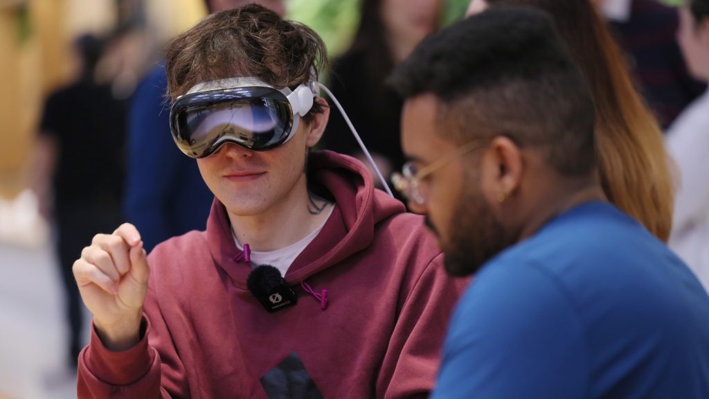 Τα προγράμματα οδήγησης που χρησιμοποιούν ακουστικά Apple Vision Pro εγείρουν ανησυχίες για την ασφάλεια: NPR Gettyimages 1980140402 Wide 0167505a84aef231e46637d42a44d8e5b35d0f89 S1400 C100.jpg