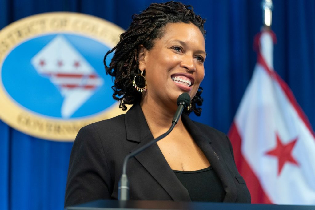 Ο δήμαρχος Bowser υπογράφει διάταγμα που περιγράφει το σχέδιο τεχνητής.jpg