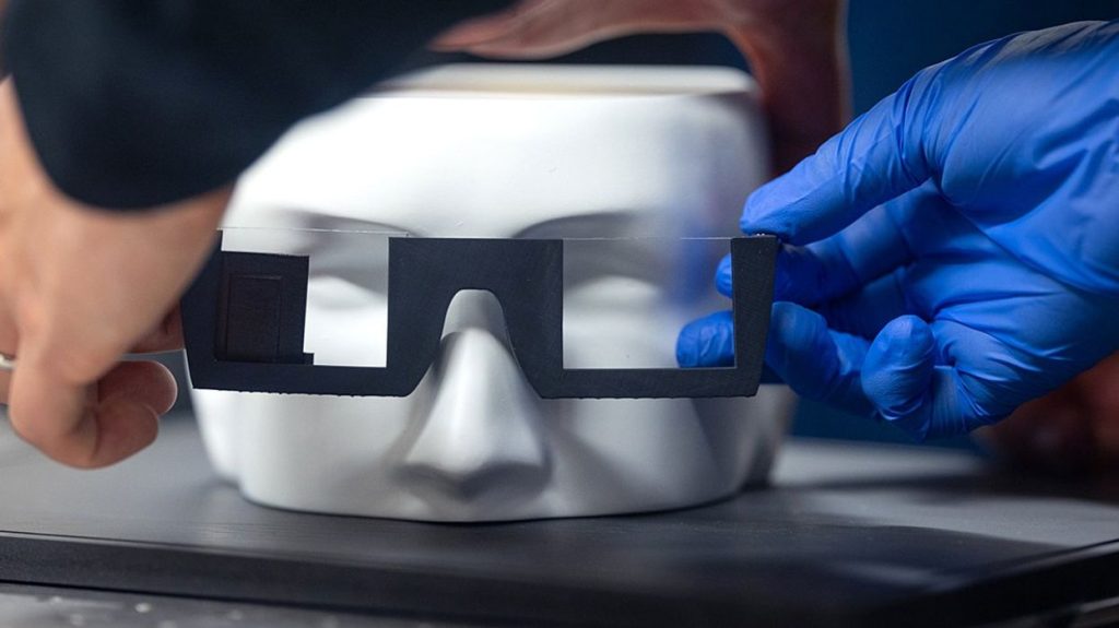 Η επαυξημένη πραγματικότητα αδυνατίζει με την τεχνητή νοημοσύνη και τα ολογράμματα A Pair Of Hands Adjusts Thin Augmented Reality Glasses On A Mannequin Head.jpg