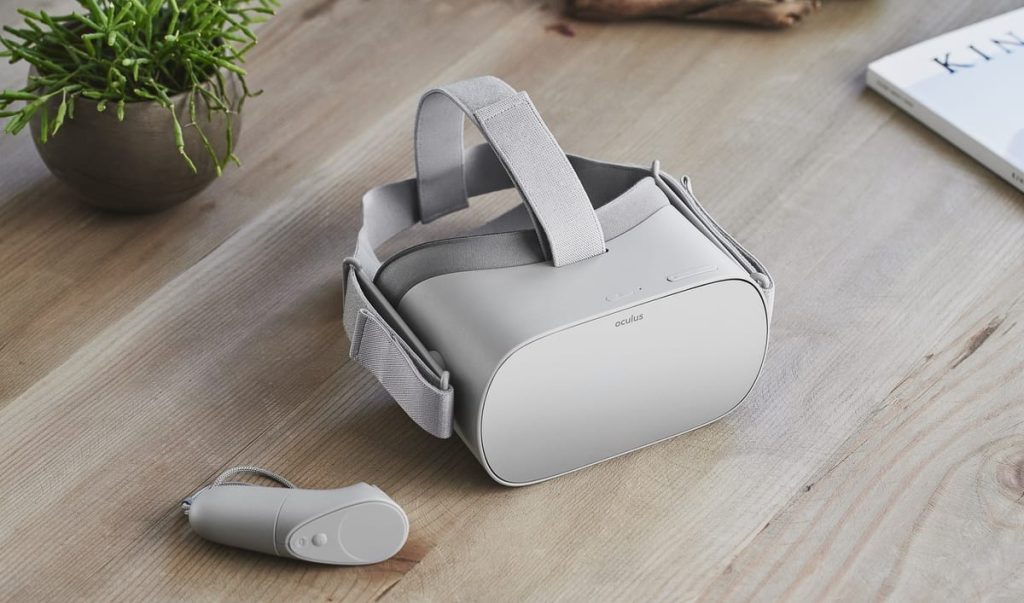 Oculus Go Product Shot With Controller.jpg