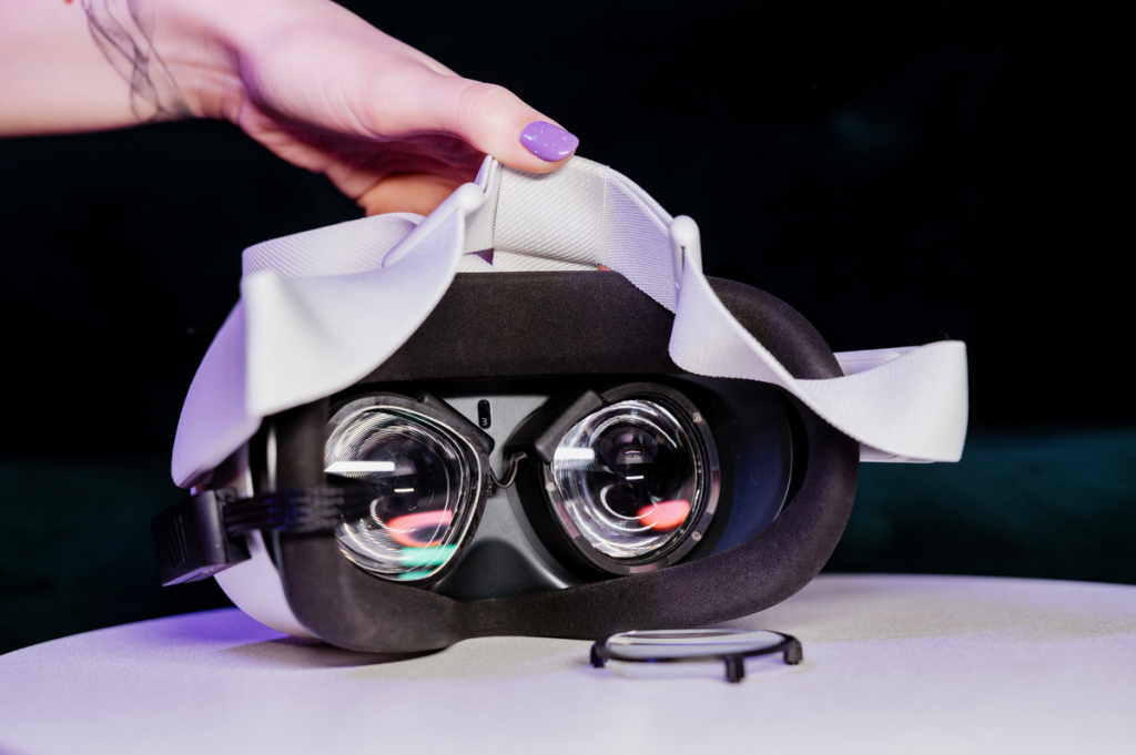 Inseye Lumi Quest Eye Tracking Addon Hand.png